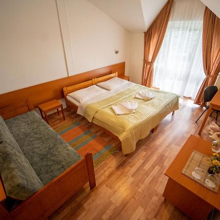 Park Hotel Cingov สมิชานี ภายนอก รูปภาพ