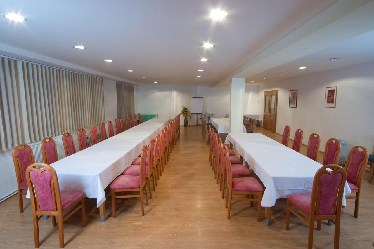 Park Hotel Cingov สมิชานี ภายนอก รูปภาพ